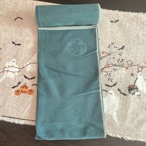 NWOT Manduka yogitoes yogi mat towel